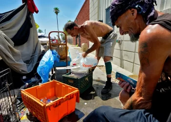 EU rompe récord de personas en situación de calle en 2024