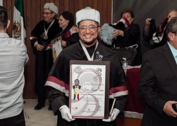 Recibe docente de la UES doctorado honoris causa por sus méritos académicos