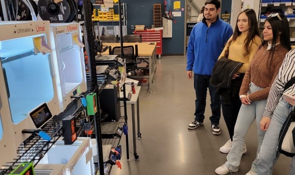 Reciben estudiantes y docentes de Unisierra certificación internacional en impresión 3D