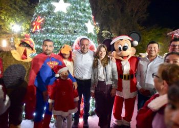 Encienden Toño Astiazarán y Patty Ruibal gran árbol navideño en Poblado Miguel Alemán