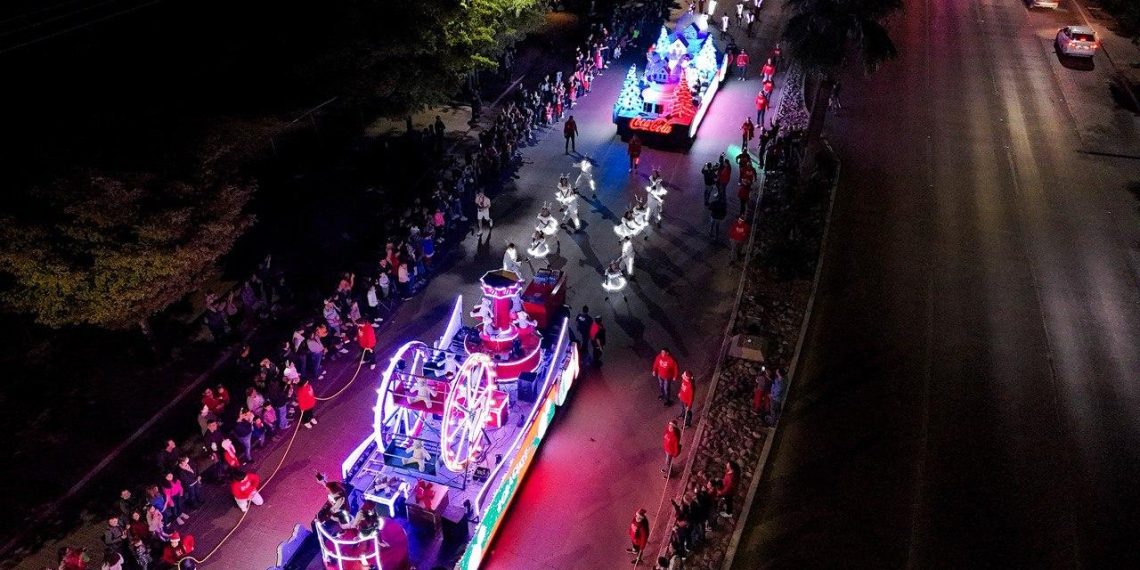 A bordo de calandria eléctrica participa Cabildo Infantil de Hermosillo en tradicional Caravana Navideña Coca-Cola