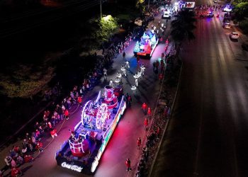 A bordo de calandria eléctrica participa Cabildo Infantil de Hermosillo en tradicional Caravana Navideña Coca-Cola