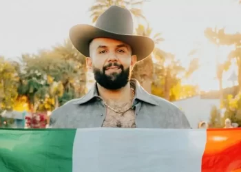 Carín León desmiente romance con Espinoza Paz