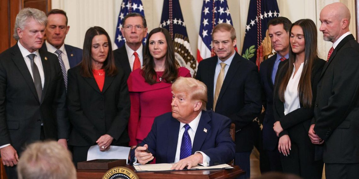 Trump firma decreto para prohibir la enseñanza de teorías de raza y género en las escuelas