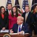 Trump firma decreto para prohibir la enseñanza de teorías de raza y género en las escuelas