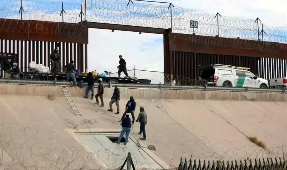 EU refuerza con alambre de púas frontera con México