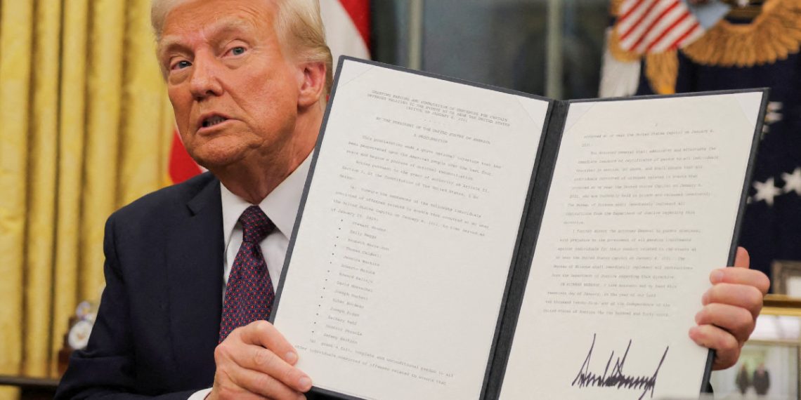 Trump plantea aranceles para México desde el 1 de febrero; el peso cae