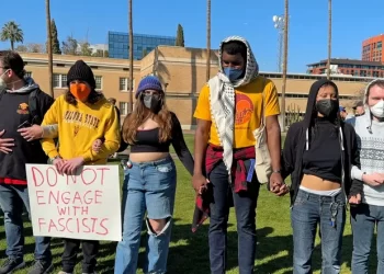 Grupo estudiantil en Arizona pide denunciar a estudiantes indocumentados ante autoridades migratorias