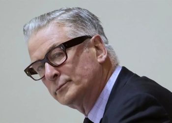 Va Alec Baldwin contra fiscales que lo acusaron de homicidio