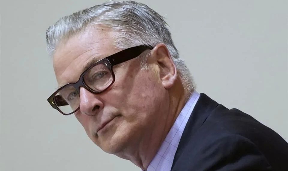 Va Alec Baldwin contra fiscales que lo acusaron de homicidio