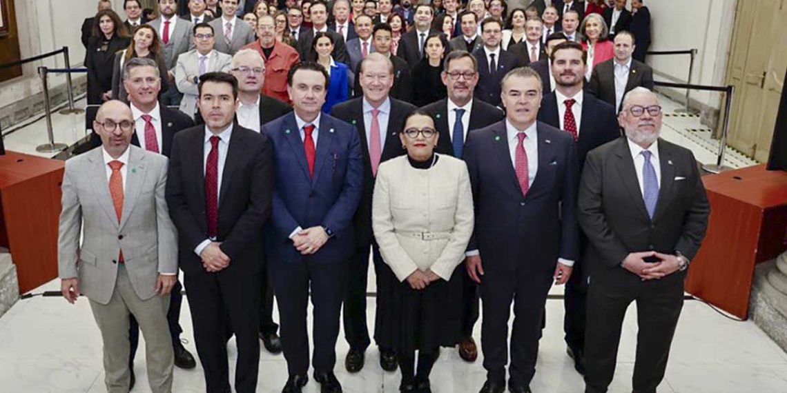 Empresarios se comprometen a emplear a miles de migrantes deportados por EU