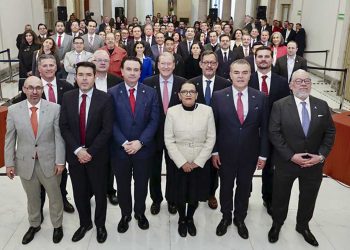 Empresarios se comprometen a emplear a miles de migrantes deportados por EU