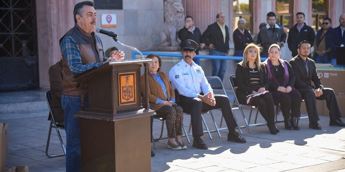 Javeir Lamarque entrega patrullas y equipo a seguridad pública