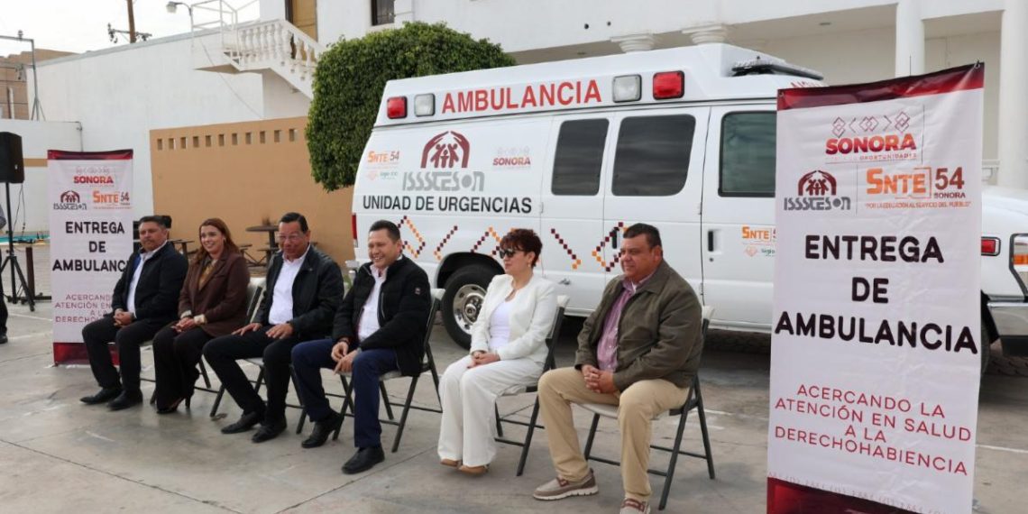 Gobierno de Sonora entrega ambulancias y cubre atención en regiones del estado