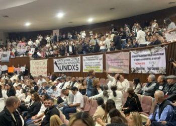 Ciudadanos irrumpen en el Congreso de Sinaloa en protesta contra Rocha Moya