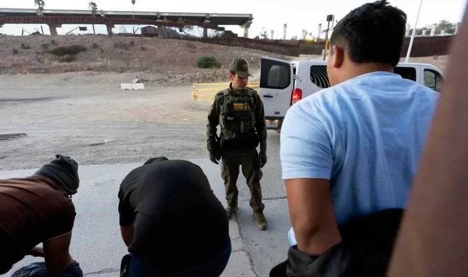 Permite Trump arrestar a migrantes en iglesias y escuelas