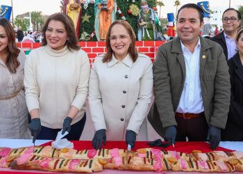 Participa Karla Córdova González en la entrega de rosca de reyes