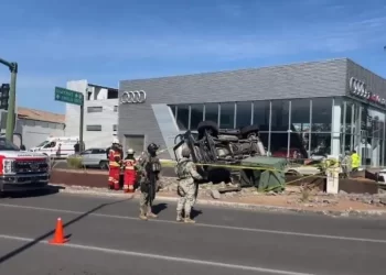 Se vuelca vehículo del Ejército Mexicano sobre el bulevar Kino