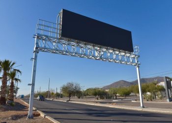 Mantiene innovación Toño Astiazarán, están listos arcos de seguridad vial con pantallas Led