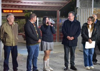 Entrega Toño Astiazarán corredor Camina Segura en Secundaria #1 “Prevo”