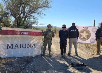 Operativo AMIC y SEMAR captura a sujeto con fusiles, cartuchos y equipo táctico en Trincheras