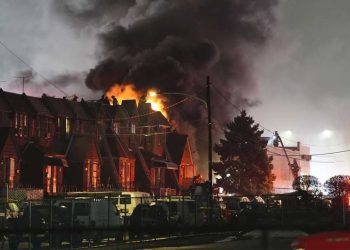 Avión con 6 pasajeros mexicanos se estrella en Filadelfia, y su explosión incendia casas