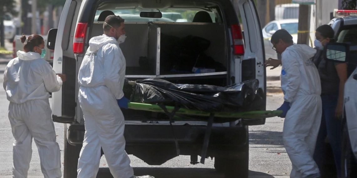 Localizan 24 cadáveres en fosa clandestina de Zapopan