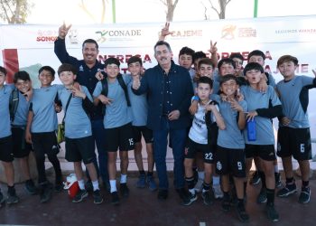 Entrega Javier Lamarque uniformes a más de 800 atletas de Cajeme para los Juegos Nacionales CONADE 2025