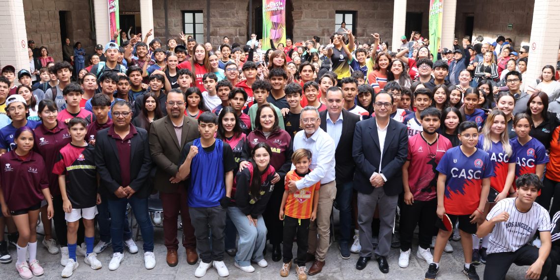 Reciben jóvenes deportistas uniformes para la etapa estatal de los juegos CONADE 2025