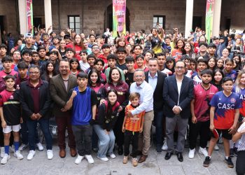 Reciben jóvenes deportistas uniformes para la etapa estatal de los juegos CONADE 2025
