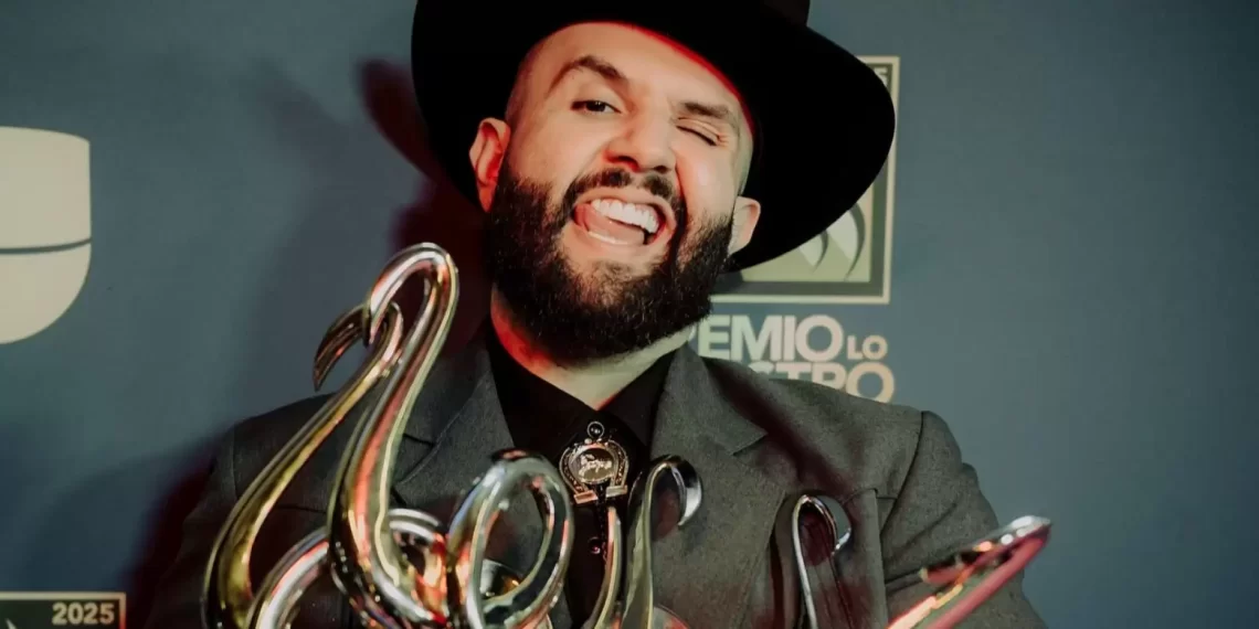 Carín León celebra 5 galardones de Premio Lo Nuestro