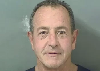 Padre de Lindsay Lohan es arrestado por violencia doméstica