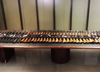 Incautan 42 rifles AK-47 en cruce fronterizo de Nogales