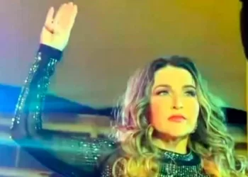 Lanza Alicia Villarreal señal de auxilio en concierto