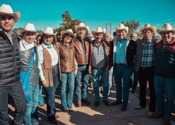 Acompaña Javier Lamarque el arranque de cabalgata “Con Aroma de Mujer”