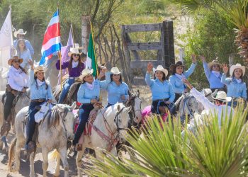 Realizan la décimo quinta edición de la “Cabalgata con Aroma de Mujer”