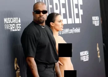 Pierde Kanye West 20 mdd por look de Censori en Grammy