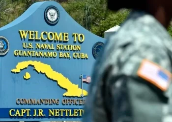 Van vuelos con migrantes a Guantánamo, dice Casa Blanca