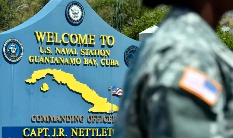 Van vuelos con migrantes a Guantánamo, dice Casa Blanca