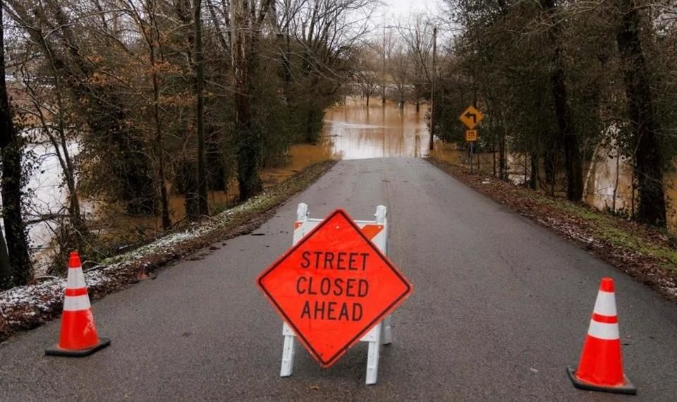 Inundaciones en EU dejan al menos 9 muertos