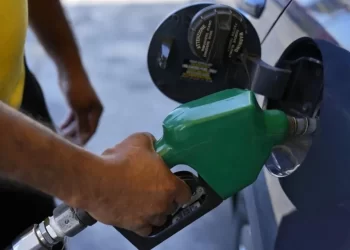 Pactan tope a precio de litro de Magna en $24 por 6 meses