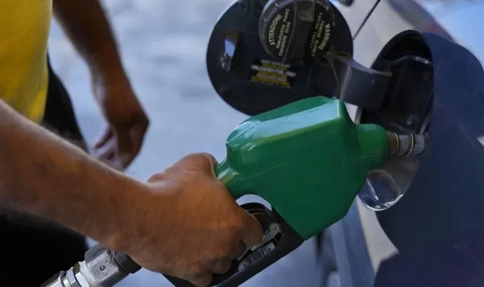 Pactan tope a precio de litro de Magna en $24 por 6 meses