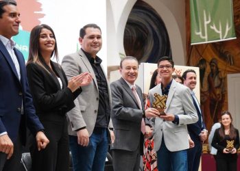 Gobernador Durazo premia con 100 mil pesos a ganadores del Premio Estatal de la Juventud 2024