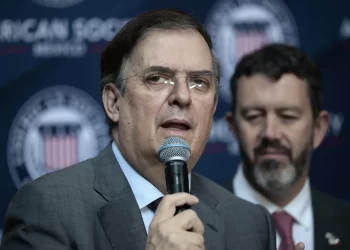 Acusar al gobierno de alianza con el narco, una distracción: Ebrard