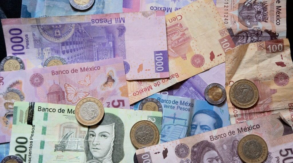 Peso mexicano se deprecia un 1.3% tras anuncio de aranceles de Trump