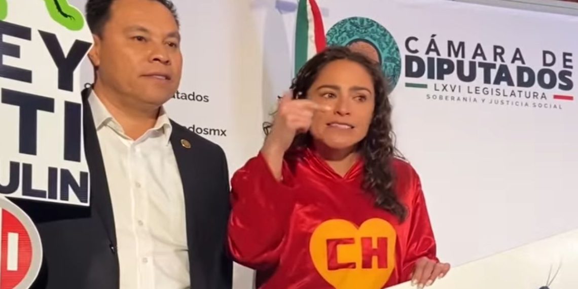 ‘No contaban con su astucia’: Diputada se viste de ‘Chapulín Colorado’ para presentar iniciativa