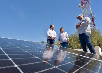 Equipa Toño Astiazarán con paneles solares comandancias del Poblado Miguel Alemán y Kino y entrega instalaciones para bomberos
