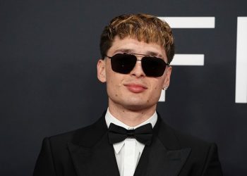 Peso Pluma llega a los Premios Grammy 2025 con un look elegante