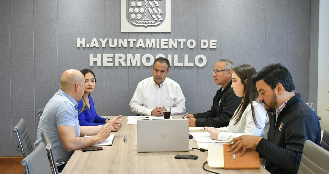 Entrega Toño Astiazarán apoyos a deportistas que participarán en competencias