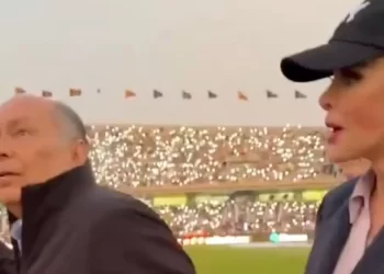 Lucía Méndez y el papá de Checo Pérez tomados de la mano tras haber negado romance